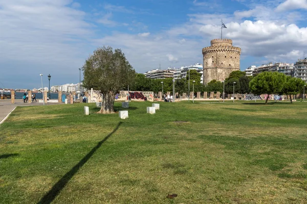 Thessaloniki, griechenland - 30. September 2017: Menschen gehen vor dem weißen Turm in der Stadt thessaloniki, griechenland — Stockfoto