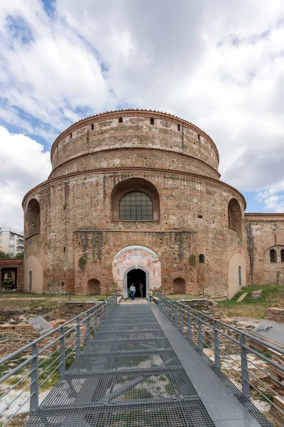 Thessaloniki, Grekland - 30 September 2017: Rotunda romerska templet i centrum av Thessaloniki, Grekland — Stockfoto