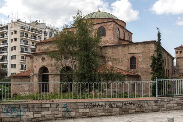 Thessaloniki, Řecko - 30 září 2017: Starobylé byzantské pravoslavné Hagia Sophia katedrála v centru města Thessaloniki, Řecko — Stock fotografie