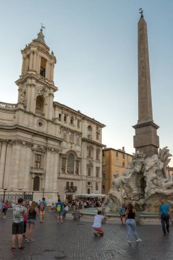 Roma, İtalya - 22 Haziran 2017: Turist batımında Piazza Navona, Roma şehir içinde gezinme