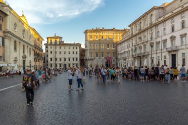 Roma, İtalya - 22 Haziran 2017: Turist batımında Piazza Navona, Roma şehir içinde gezinme