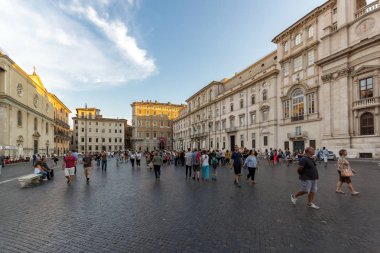 Roma, İtalya - 22 Haziran 2017: Turist batımında Piazza Navona, Roma şehir içinde gezinme