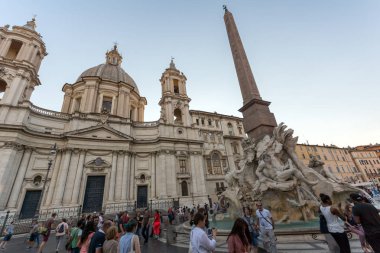 Roma, İtalya - 22 Haziran 2017: Turist batımında Piazza Navona, Roma şehir içinde gezinme