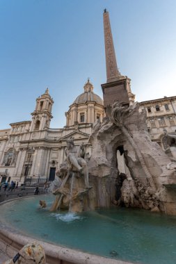 Roma, İtalya - 22 Haziran 2017: Turist batımında Piazza Navona, Roma şehir içinde gezinme
