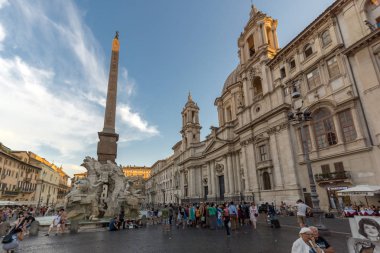 Roma, İtalya - 22 Haziran 2017: Turist batımında Piazza Navona, Roma şehir içinde gezinme