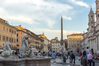 Roma, İtalya - 22 Haziran 2017: Turist batımında Piazza Navona, Roma şehir içinde gezinme