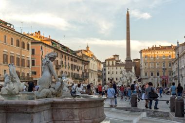 Roma, İtalya - 22 Haziran 2017: Turist batımında Piazza Navona, Roma şehir içinde gezinme