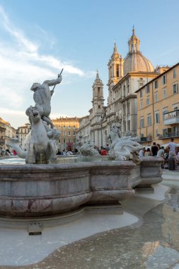Roma, İtalya - 22 Haziran 2017: Turist batımında Piazza Navona, Roma şehir içinde gezinme