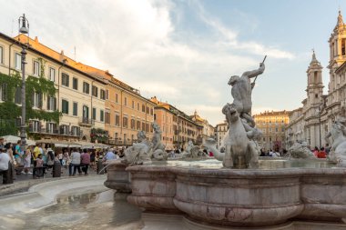 Roma, İtalya - 22 Haziran 2017: Turist batımında Piazza Navona, Roma şehir içinde gezinme