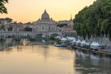 Rome, İtalya - 22 Haziran 2017: Muhteşem gün batımı görünümü Tiber Nehri, St. Angelo Köprüsü ve St. Peter's Basilica Roma