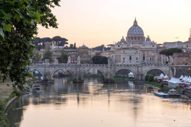 Rome, İtalya - 22 Haziran 2017: Muhteşem gün batımı görünümü Tiber Nehri, St. Angelo Köprüsü ve St. Peter's Basilica Roma