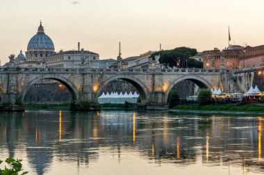 Rome, İtalya - 22 Haziran 2017: Muhteşem gün batımı görünümü Tiber Nehri, St. Angelo Köprüsü ve St. Peter's Basilica Roma