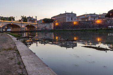 Rome, İtalya - 22 Haziran 2017: Muhteşem gün batımı görünümü Roma şehrinin içinde Tiber Nehri'nin