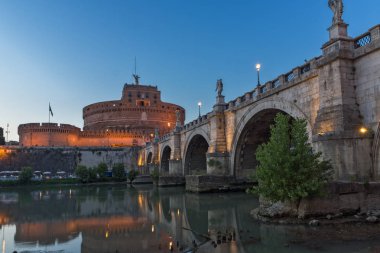 Roma, İtalya - 22 Haziran 2017: Şaşırtıcı günbatımı St. Angelo Köprüsü görüntülemek ve st. Angelo Roma şehir kale