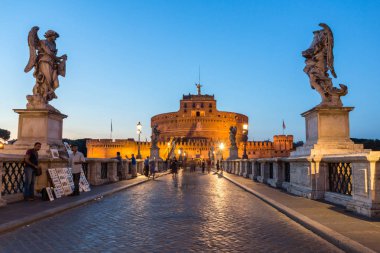 Roma, İtalya - 22 Haziran 2017: Şaşırtıcı günbatımı St. Angelo Köprüsü görüntülemek ve st. Angelo Roma şehir kale