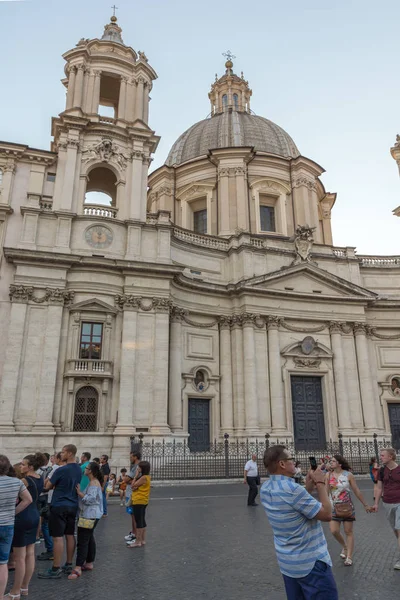 ROMA, ITALIA - 22 DE JUNIO DE 2017: Los turistas están paseando al atardecer en una Piazza Navona en la ciudad de Roma — Foto de Stock