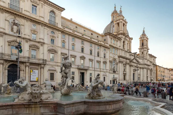 Rom, Italien - 22 juni 2017: Turister promenader på solnedgången i en Piazza Navona i Rom — Stockfoto