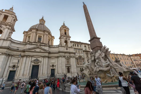 Roma, İtalya - 22 Haziran 2017: Turist batımında Piazza Navona, Roma şehir içinde gezinme — Stok fotoğraf