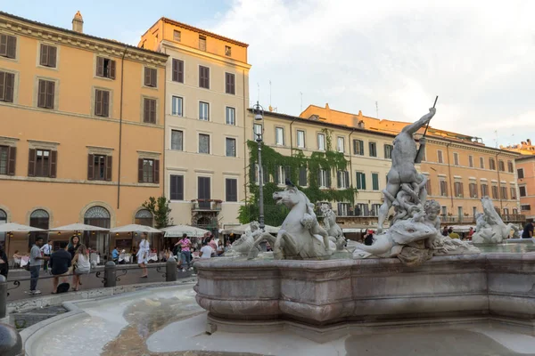 Rom, Italien - 22 juni 2017: Turister promenader på solnedgången i en Piazza Navona i Rom — Stockfoto