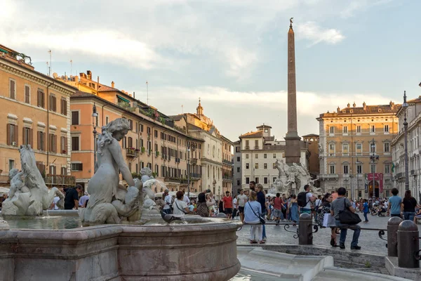 Rom, Italien - 22 juni 2017: Turister promenader på solnedgången i en Piazza Navona i Rom — Stockfoto