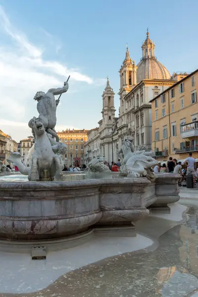 Rom, Italien - 22 juni 2017: Turister promenader på solnedgången i en Piazza Navona i Rom — Stockfoto