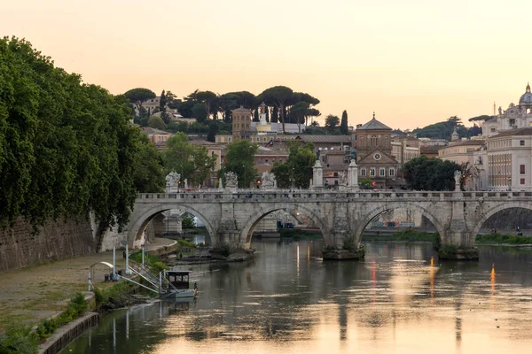 ROMA, ITÁLIA - JUNHO 22, 2017: Fantástica vista do pôr-do-sol da Ponte de São Ângelo e do Rio Tibre na cidade de Roma — Fotografia de Stock