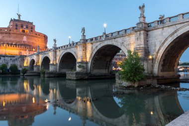 Gün batımı görünümü St. Angelo Köprüsü'nün şaşırtıcı ve Roma şehir st. Angelo kale,