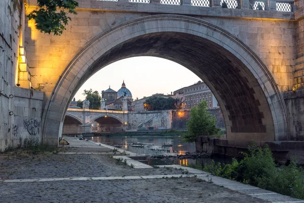 Atemberaubender Sonnenuntergang mit Blick auf den Tiber, die St. Engelsbrücke und die St. Peterbasilika in Rom — Stockfoto