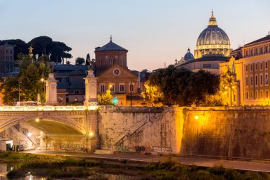 Roma'da Tiber Nehri ve St. Peter's Basilica şaşırtıcı günbatımı görünümünü