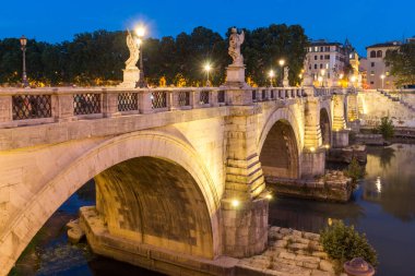 St. Angelo Köprüsü Roma'nün muhteşem günbatımı görünümü