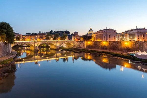 Vista incrível do pôr-do-sol do rio Tibre e da Basílica de São Pedro em Roma — Fotografia de Stock
