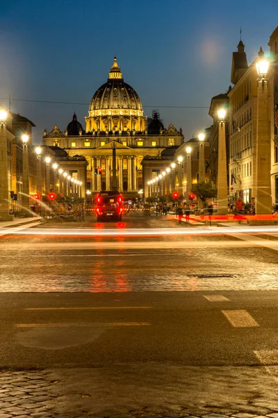 Incredibile foto notturna del Vaticano e della Basilica di San Pietro a Roma — Foto Stock