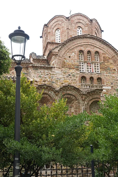 THESSALONIKI, GRECIA - 30 DE SEPTIEMBRE DE 2017: Antigua iglesia ortodoxa bizantina de San Panteleimón en el centro de la ciudad de Tesalónica, Grecia — Foto de Stock