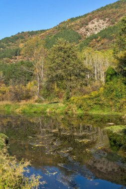 Iskar Nehri yakınında Pancharevo Gölü, Sofya şehir bölgesi sonbahar manzara