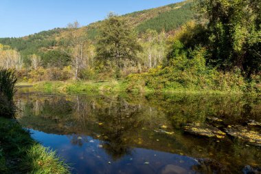 Iskar Nehri yakınında Pancharevo Gölü, Sofya şehir bölgesi sonbahar manzara