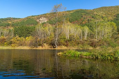 Iskar Nehri yakınında Pancharevo Gölü, Sofya şehir bölgesi sonbahar manzara