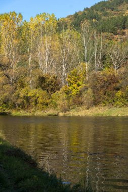 Iskar Nehri yakınında Pancharevo Gölü, Sofya şehir bölgesi sonbahar manzara