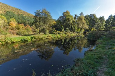 Iskar Nehri yakınında Pancharevo Gölü, Sofya şehir bölgesi sonbahar manzara