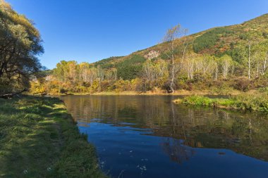 Iskar Nehri yakınında Pancharevo Gölü, Sofya şehir bölgesi sonbahar manzara