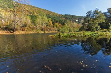 Iskar Nehri yakınında Pancharevo Gölü, Sofya şehir bölgesi sonbahar manzara