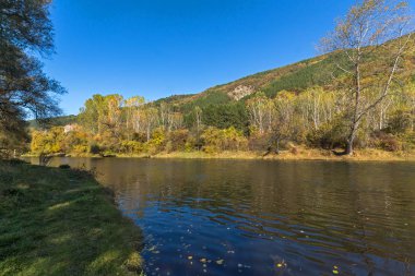 Iskar Nehri yakınında Pancharevo Gölü, Sofya şehir bölgesi sonbahar manzara
