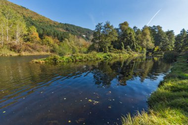Iskar Nehri yakınında Pancharevo Gölü, Sofya şehir bölgesi sonbahar manzara