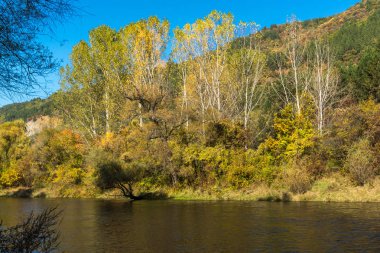 Iskar Nehri yakınında Pancharevo Gölü, Sofya şehir bölgesi sonbahar manzara