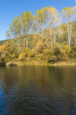 Iskar Nehri yakınında Pancharevo Gölü, Sofya şehir bölgesi sonbahar manzara