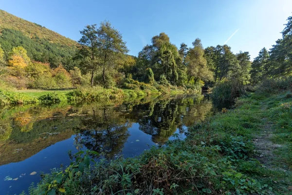 Paesaggio autunnale del fiume Iskar vicino al lago Pancharevo, Sofia città Regione — Foto Stock