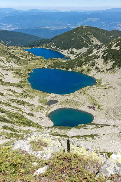 Vista panorámica de los lagos Kremenski desde el pico Dzhano, montaña Pirin — Foto de Stock