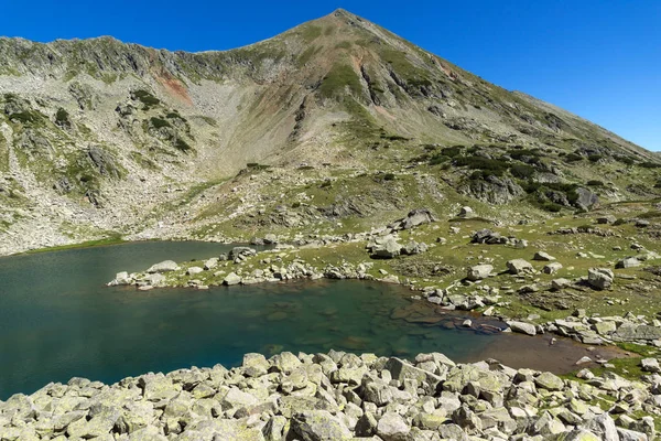 Niesamowita Panorama Argirovo jeziora w pobliżu Dzhano szczyt, góry Pirin — Zdjęcie stockowe