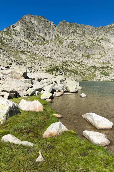 Fantastiska Panorama av Argirovo sjön nära Dzhano peak, Pirin berget — Stockfoto