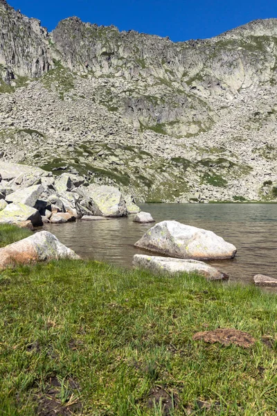 Fantastische Panorama van Argirovo lake nabij Dzhano piek, Pirin-gebergte — Stockfoto