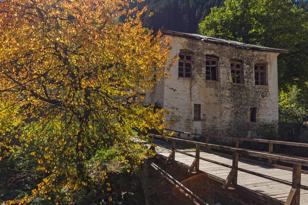 Herfst weergave van een negentiende-eeuwse kerk van de veronderstelling in stad van Shiroka Laka, Smolyan regio — Stockfoto